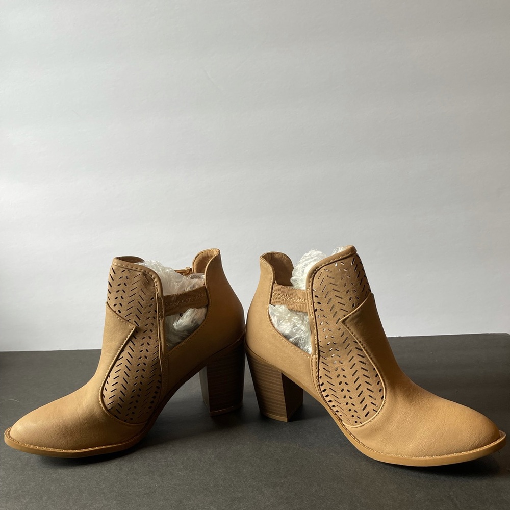 Brand New Tan Almond Toe Booties 🤎